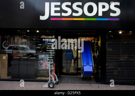 Un operaio ruote in scatole da imballaggio nell'Oxford Street negozio di fotografia rivenditore Jessops. Poste in amministrazione da parte sua owne Foto Stock