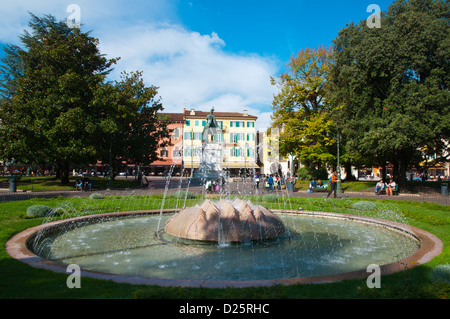 Piccolo parco e fontana al centro della Piazza Bra centrale città di Verona Veneto Italia del nord Europa Foto Stock