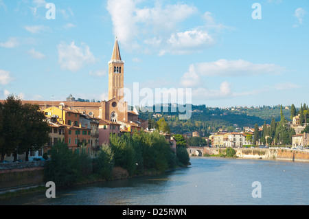 Chiesa di Sant'Anastasia (1481) alla riva del fiume Adige centrale città di Verona Veneto Italia Europa Foto Stock