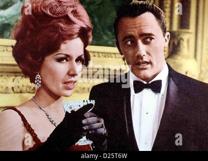 Agent Auf Kanal D per intrappolare Spy Lucian Paluzzi, Robert Vaughn Angela (Luciana Paluzzi) und Napoleone Solo (Robert Vaughn) lassen Foto Stock