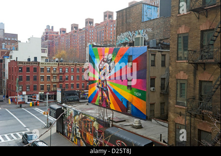 Un Graffiti edificio coperto a fianco della linea alta Park a Manhattan, New York. Con un luminoso colorato copia di Alfred Eisenstaedt la famosa fotografia di un marinaio baciare una ragazza in Times Square sulla V-j giorno Foto Stock