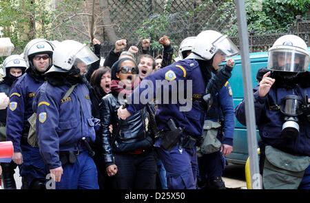 Atene, Grecia. Il 15 gennaio 2013. La polizia e le forze di polizia del Greco unità anti-terrorismo di EKAM abbandonare la villa occupata " Lela Karagianni' ad Atene, in Grecia, il 15 gennaio 2013. Occupanti abusivi di essere rimosso dalla polizia. Foto: Giorgos Nikolaidis / arte della messa a fuoco Foto Stock