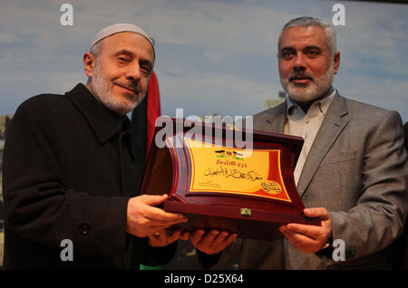 Gen 15, 2013 - Gaza City, nella Striscia di Gaza, Territori palestinesi - il Primo Ministro palestinese Ismail Haniyeh risponde con il medico di delegazione turca di Gaza City il 15 gennaio 2013 (credito Immagine: © Ashraf Amra/immagini APA/ZUMAPRESS.com) Foto Stock