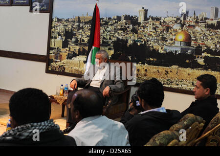 Gen 15, 2013 - Gaza City, nella Striscia di Gaza, Territori palestinesi - il Primo Ministro palestinese Ismail Haniyeh risponde con il medico di delegazione turca di Gaza City il 15 gennaio 2013 (credito Immagine: © Ashraf Amra/immagini APA/ZUMAPRESS.com) Foto Stock