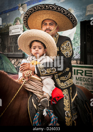 Padre e figlio, charros in una sfilata in Ajijic, Messico Foto Stock