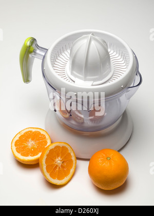 Succo di arancia spremitura di macchina Foto Stock