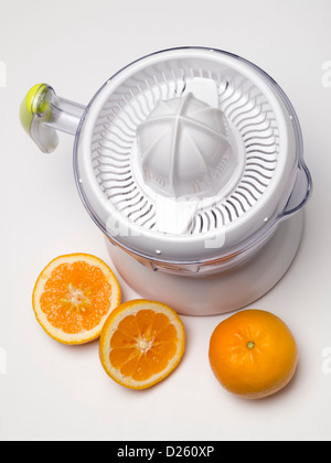 Succo di arancia spremitura di macchina da sopra Foto Stock