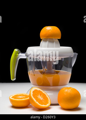 Succo di arancia spremitura di macchina Foto Stock