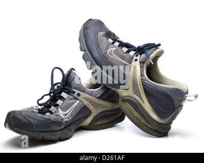 Usato vecchio paio di scarpe da running Nike tagliato fuori Foto stock -  Alamy