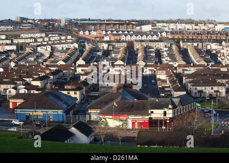 Il Bogside Derry Londonderry Irlanda del Nord dalle mura della città Foto Stock