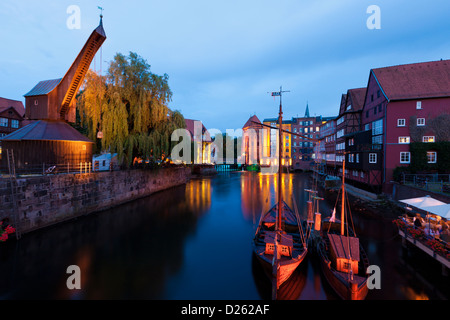 Night Shot della vecchia gru e porto storico a Luneburg Foto Stock