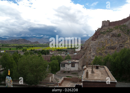 Cropfields intorno alla città Gyantse visto dal monastero Pelkor Chöde e parete della città fortezza Djong, Tibet Foto Stock