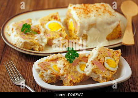 Terrina di carne con patate e uova. Foto Stock