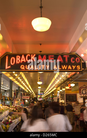 Gli amanti dello shopping all'interno di Pike Place Public Market Center a Seattle nello stato di Washington Stati Uniti d'America Foto Stock