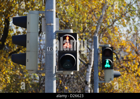 Il verde e il rosso pedoni e ciclisti luci di attraversamento Foto Stock