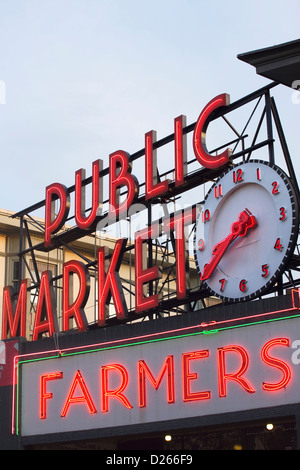 Il Pike Place Public Market Center insegna al neon a Seattle nello stato di Washington Stati Uniti d'America Foto Stock