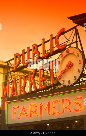 Il Pike Place Public Market Center insegna al neon a Seattle nello stato di Washington Stati Uniti d'America Foto Stock