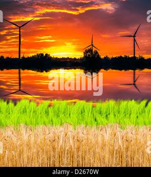 Una silhouette di windturbines su un tramonto da favola Foto Stock