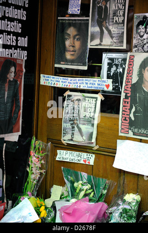 Omaggi sulla parete di HMV store in Piccadilly Londra per la morte di Michael Jackson Foto Stock