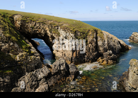 Bwa Du pietra naturale arch testa Rhoscolyn Anglesey percorso sulla costa del Galles Cymru REGNO UNITO GB Foto Stock