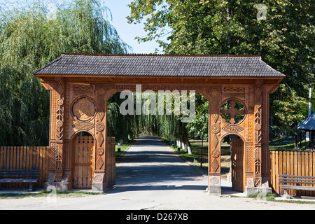 Manastirea monastero dintr-ONU Lemn, un giardino monastero in Valacchia, fondata intorno al 1660, scolpito in legno porta esterna. La Romania. Foto Stock