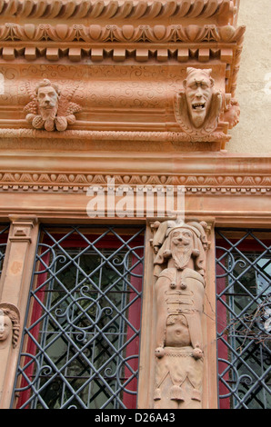 Francia, Alsazia, Colmar. La Casa delle Teste (La Maison des Tetes) denominata per la 111 capi che decorano la facciata. Foto Stock