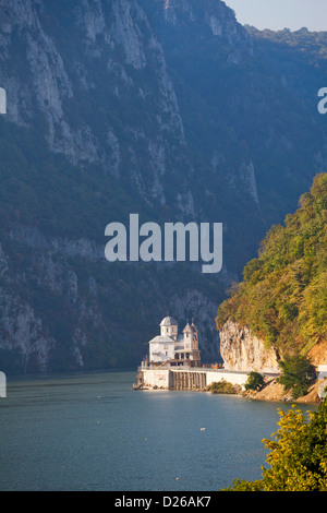 Cancello di ferro, Portile de Fier. Il monastero Mraconia nel Cazanele Mici. La Romania. Foto Stock