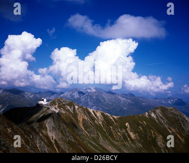 Il Jakobshorn e Jakobshorn seggiovia stazione e hotel dalla Jatzhorn Davos Grigioni Svizzera Foto Stock