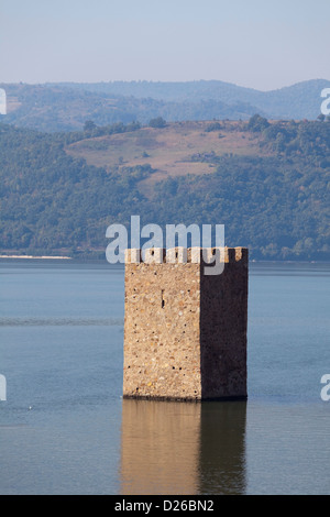 Cancello di ferro, Portile de Fier. Il castello di Trikule è ora sommersa nel lago artificiale. La Romania. Foto Stock