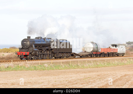 Locomotiva a vapore tirando un treno merci sul Nord Stazione di Norfolk Foto Stock