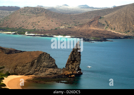 Bartolomé, off isola di Santiago nelle Galapagos, vanta grandi vedute del mare, spiaggia, paesaggi, anche colpisce il pinnacolo di roccia Foto Stock