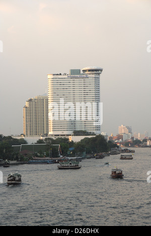 Millennium Hilton hotel sul Fiume Chao Phraya lato a Bangkok , Thailandia Foto Stock