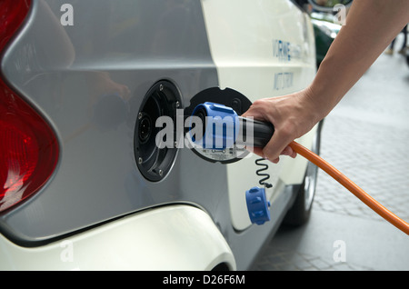 Berlino, Germania, è un elettrico Smart Auto è caricato con RWE Power Foto Stock