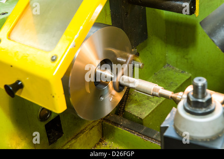 Un go-no-go calibro essendo acceso un metallo industriale tornio tra centri utilizzando una piastra di faccia e guidare il cane. Foto Stock