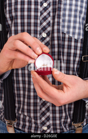 L'uomo della scatola di contenimento con anello di nozze Foto Stock