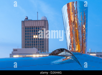 Frank Gehry è stata centro con IM Pei's Green Building in background, Massachusetts Institute of Technology, Cambridge, MA Foto Stock