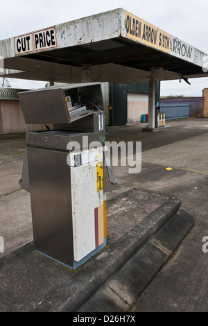 Rottura della pompa benzina in abbandonato, abbandonata la stazione di riempimento, chiuso per il business. Foto Stock