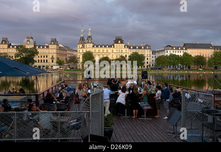 Copenhagen, Danimarca, una terrazza bar sulle rive del lago Peblinge Foto Stock