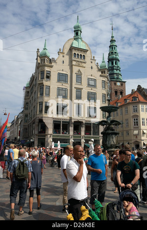 Copenhagen, Danimarca, con il trambusto su Amagertorv Hoibrohus Foto Stock