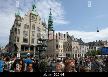 Copenhagen, Danimarca, con il trambusto su Amagertorv Hoibrohus Foto Stock