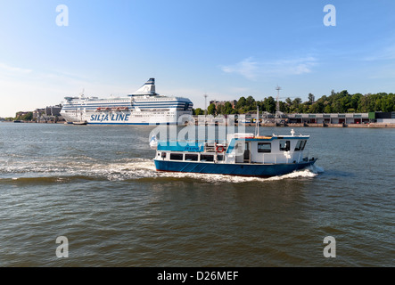 La linea Silja cruise terminal e piccola imbarcazione turistica nel porto di Helsinki, Finlandia Foto Stock