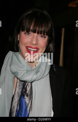 Londra, Regno Unito. Il 15 gennaio 2013. Attrice Michelle Ryan visto lasciare il Teatro Savoy dopo la riproduzione di Sally Bowles in Cabaret Foto Stock