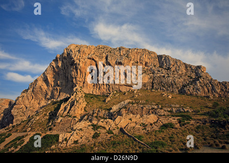 Formentor, Mallorca, Spagna, serata sole risplende sulla montagna El Fumat Foto Stock