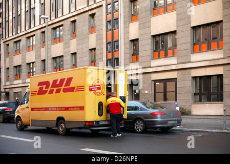 Berlino, Germania consegna DHL carrello su strada Foto Stock