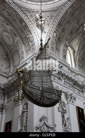 Interno barocco della chiesa di San Pietro e di San Paolo a Vilnius Foto Stock