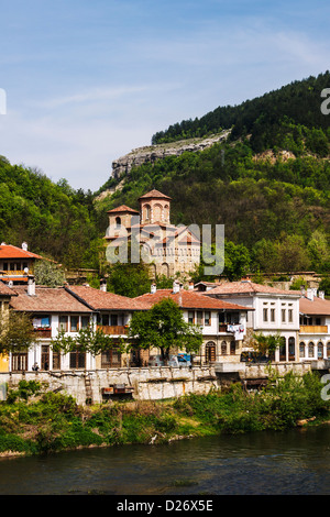 Case tradizionali dal fiume Yantra e San Dimitar chiesa, la più antica chiesa medievale a Veliko Tarnovo, Bulgaria Foto Stock