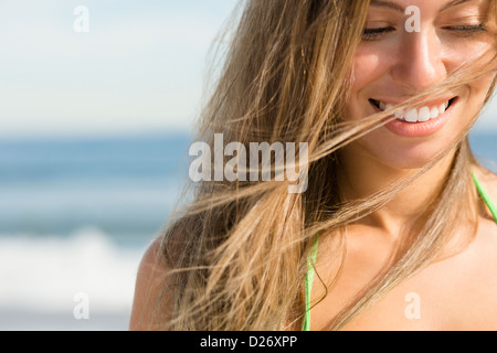 Stati Uniti d'America, nello Stato di New York, Rockaway Beach, Bella donna in spiaggia Foto Stock