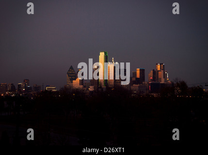 Raggi di sole rifletta gli edifici nel centro di Dallas, Big D, Texas Foto Stock