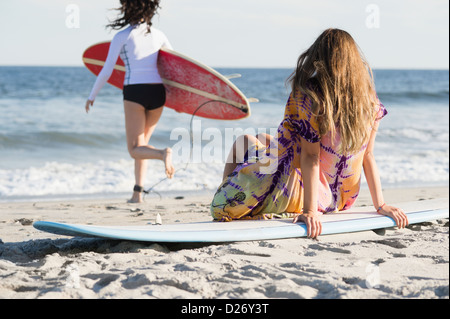 Stati Uniti d'America, nello Stato di New York, Rockaway Beach, due femmina surfisti sulla spiaggia Foto Stock