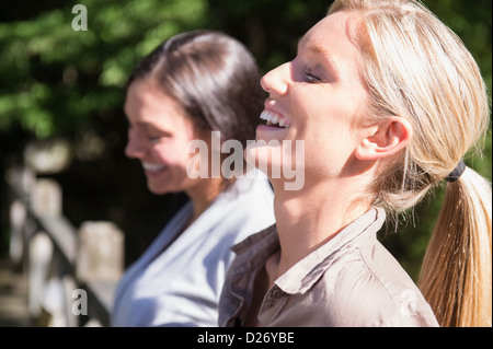 Stati Uniti d'America, Connecticut, Newtown, due donne sorridere all'aperto Foto Stock